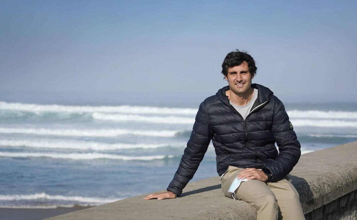 Mikel Lezama, concejal del PP en Donostia, en el paseo de La Zurriola. 