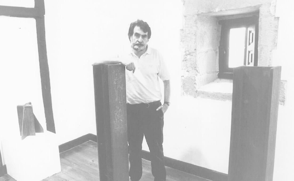 Ugarte junto a una de sus esculturas expuestas en la casa de cultura Okendo en junio de 1990. 