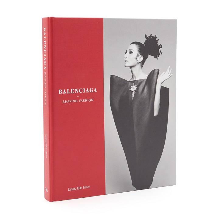 «Balenciaga's Craft: Shaping Fashion» de Lesley Ellis Miller. En este libro excepcionales ilustraciones revelan su impecable sastrería, sus formas esculturales, la espectacular manipulación de textiles y un uso dramático del color. Cabe recordar que su glamurosa clientela incluía a Grace Kelly, Jackie Kennedy, Pauline de Rothschild, Ava Gardner o Marlene Dietrich, entre otras. Muchas de sus «musas» vestían exclusivamente con sus diseños, que eran famosos por ser fáciles de usar y confeccionados para realzar cualquier figura