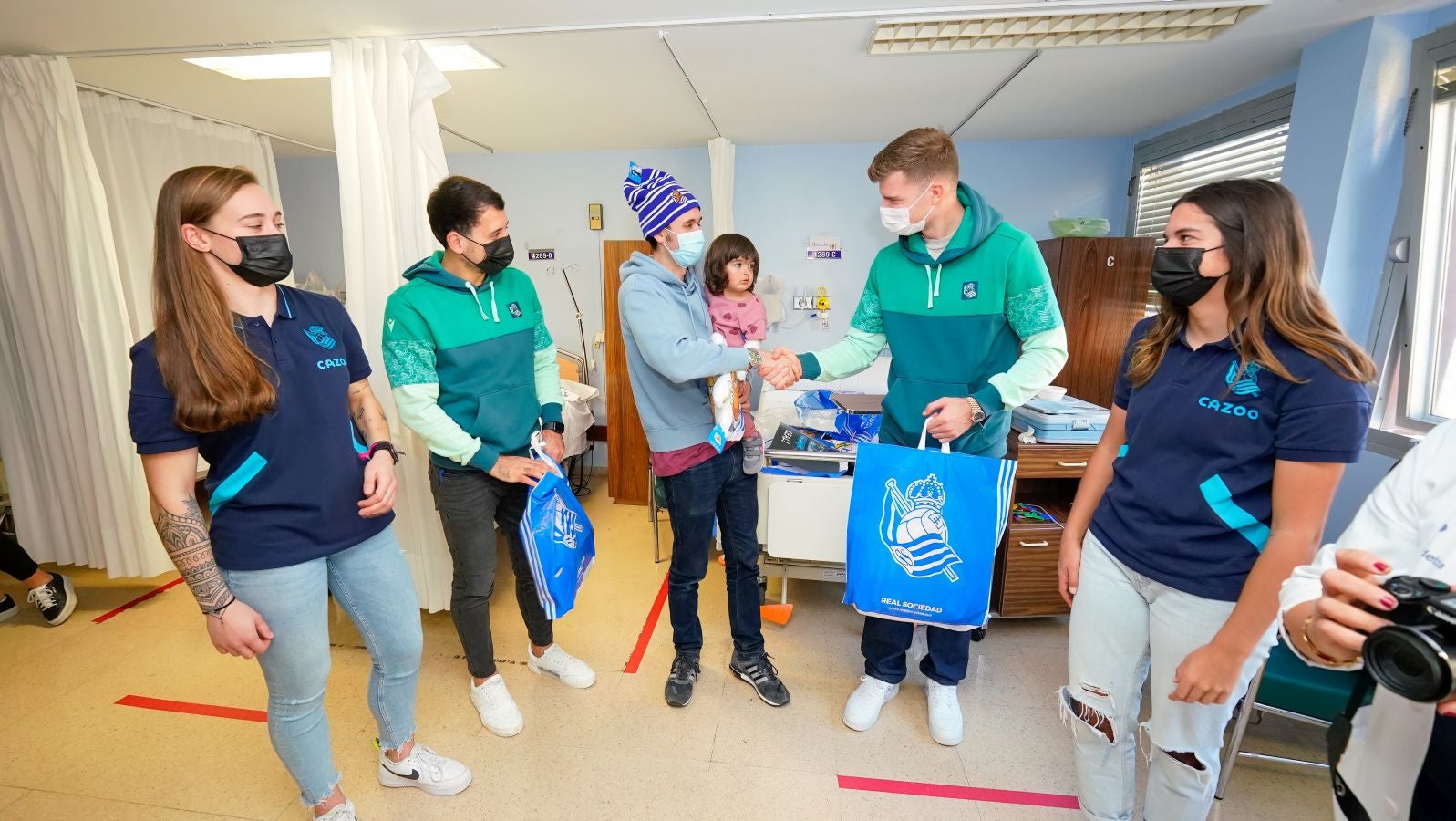 Fotos: Jugadores de la Real visitan el Hospital Donostia