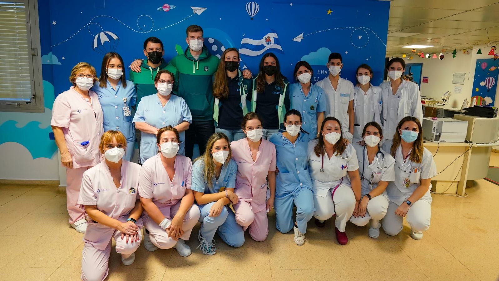 Fotos: Jugadores de la Real visitan el Hospital Donostia