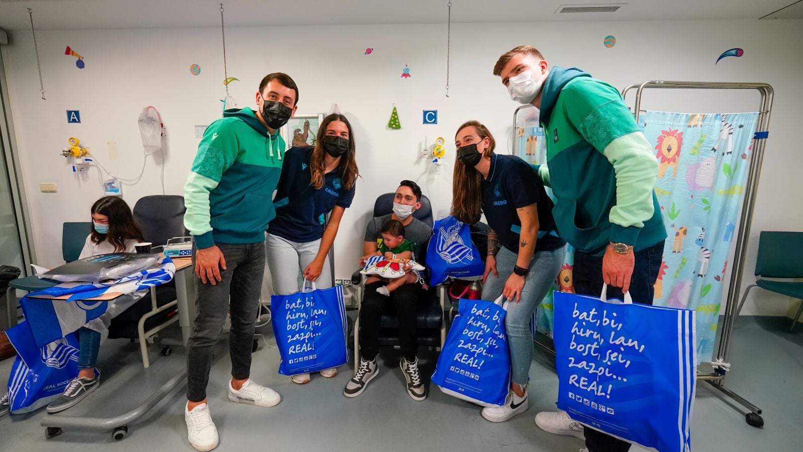 Fotos: Jugadores de la Real visitan el Hospital Donostia