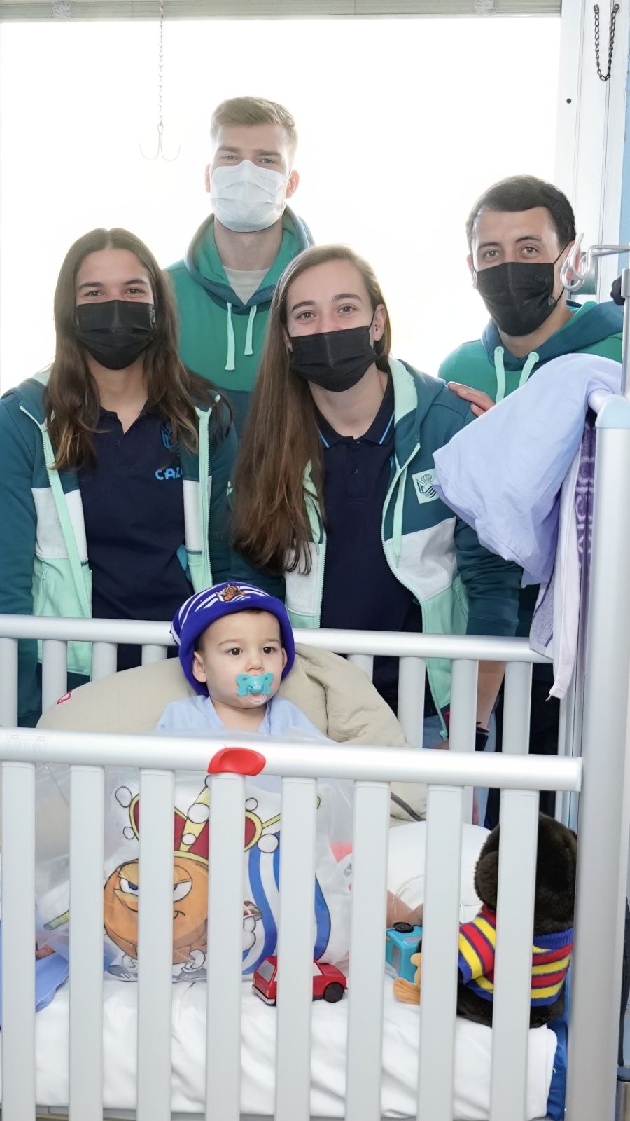 Fotos: Jugadores de la Real visitan el Hospital Donostia