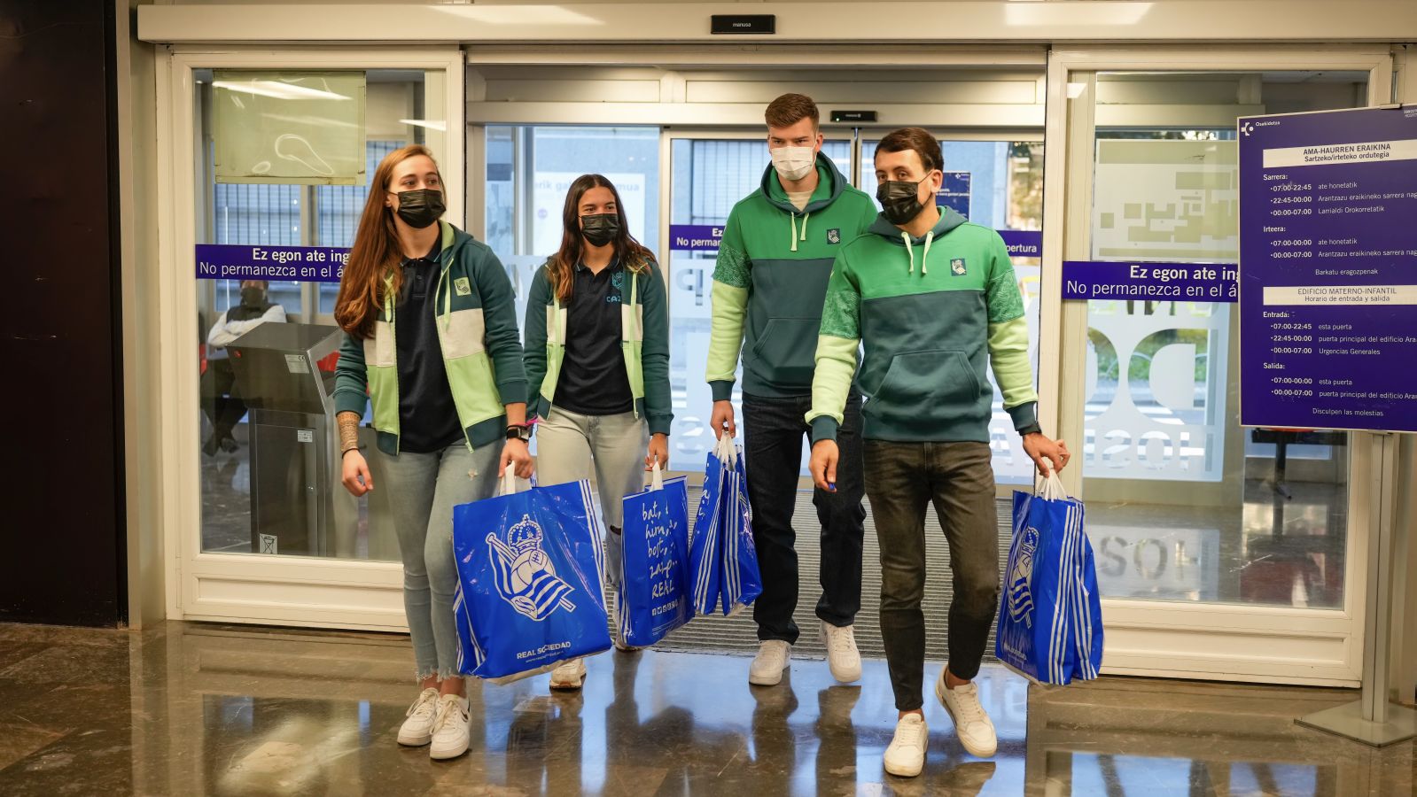 Fotos: Jugadores de la Real visitan el Hospital Donostia