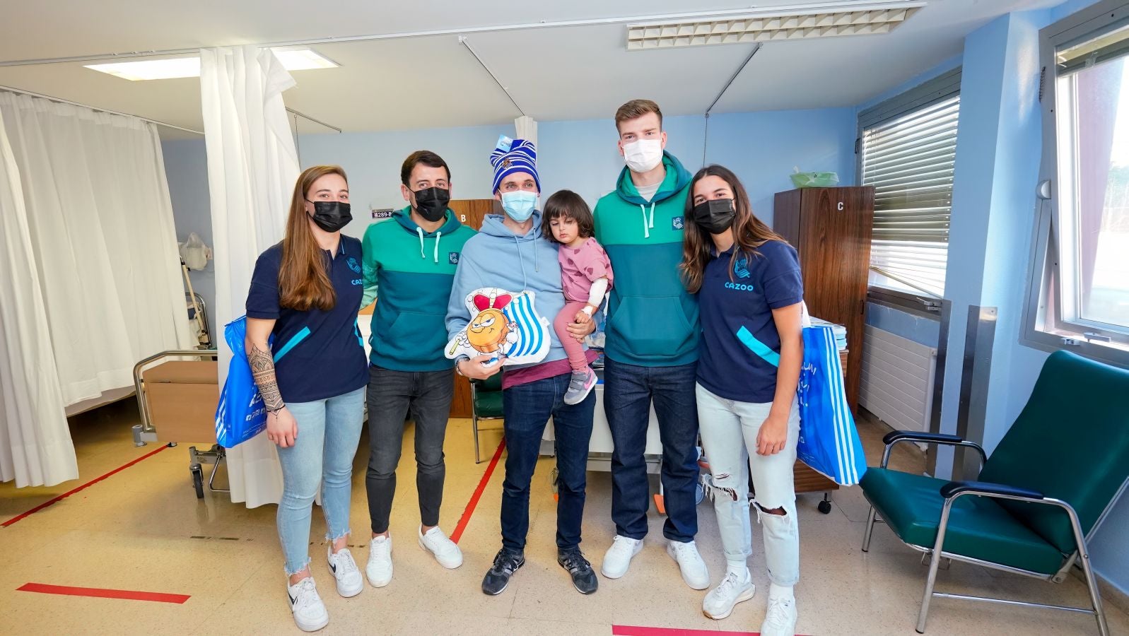 Fotos: Jugadores de la Real visitan el Hospital Donostia