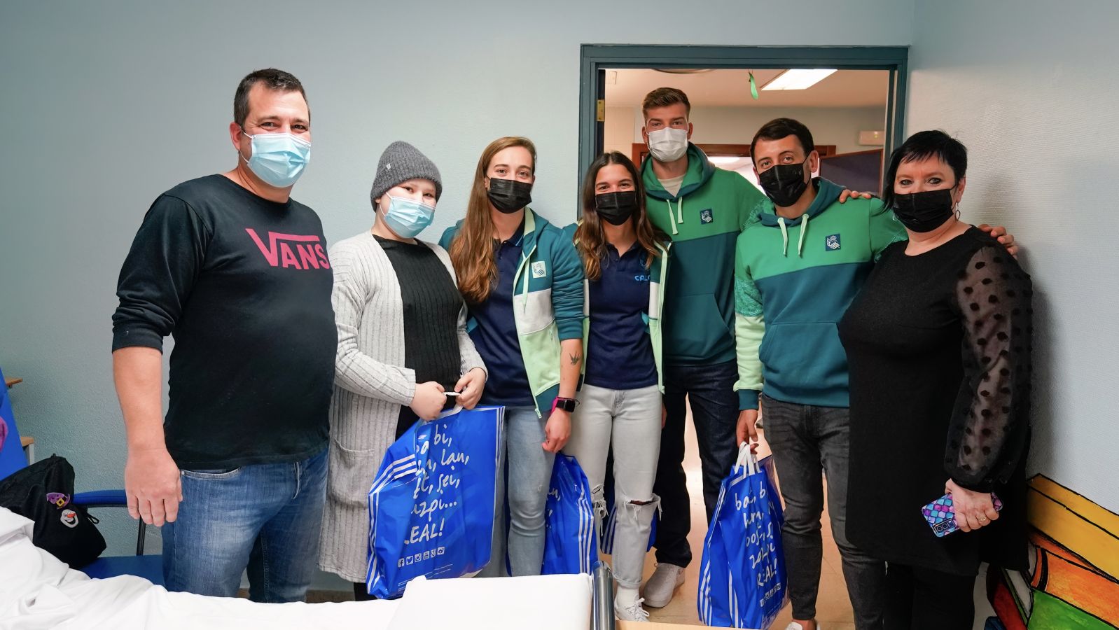 Fotos: Jugadores de la Real visitan el Hospital Donostia