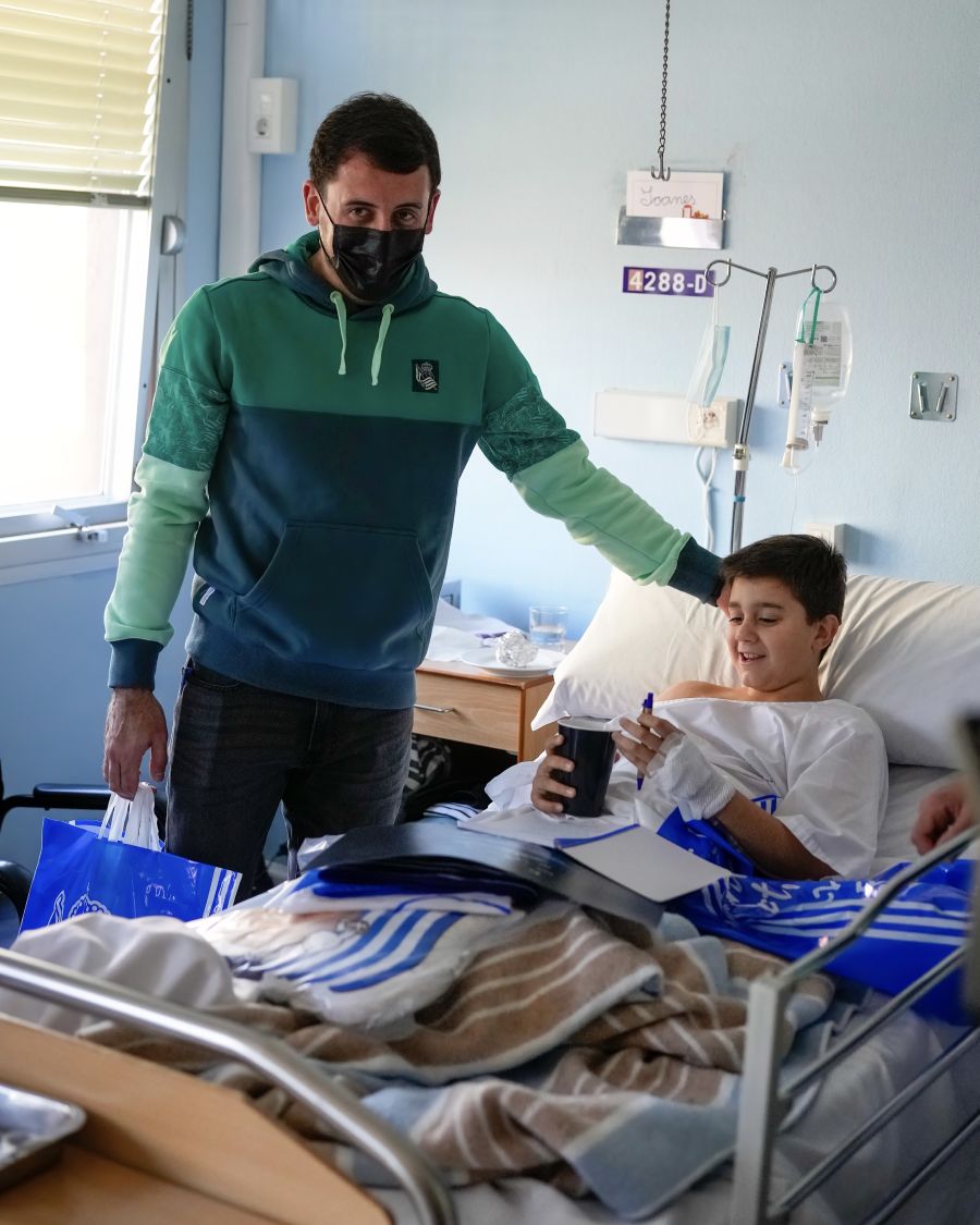 Fotos: Jugadores de la Real visitan el Hospital Donostia