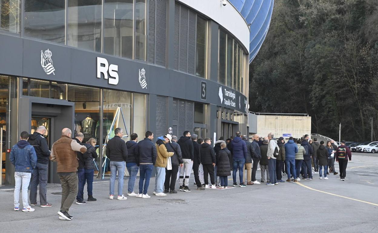 Los socios txuri-urdin a quienes les ha tocado la entrada para el encuentro de Copa ante el Logroñés han acudido en la mañana de este martes a recogerlas a Anoeta.