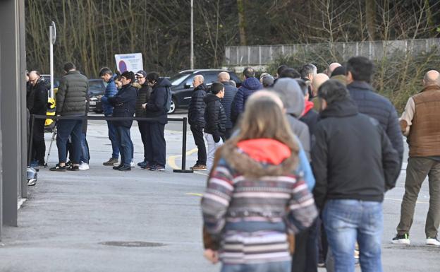 Los txuri-urdin en el momento de la recogida de entradas.