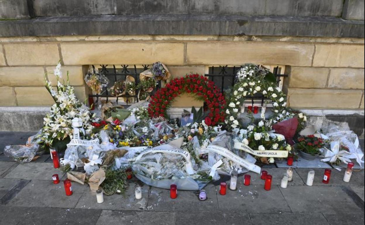 Flores y velas este martes en el lugar donde fue asesinado Lukas Agirre