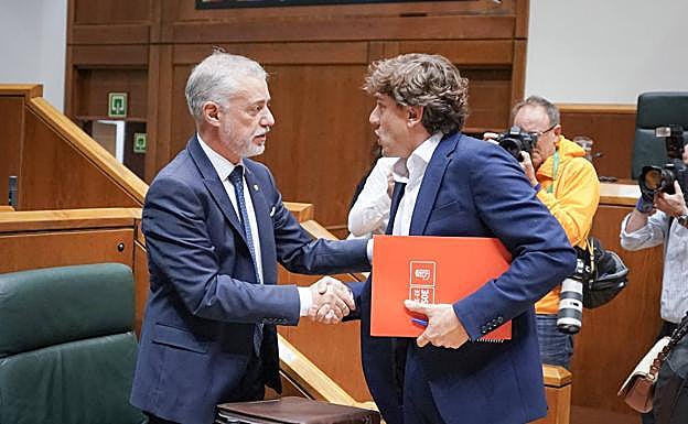 El PSE exige al PNV que De Miguel abandone las labores de representación del Gobierno Vasco