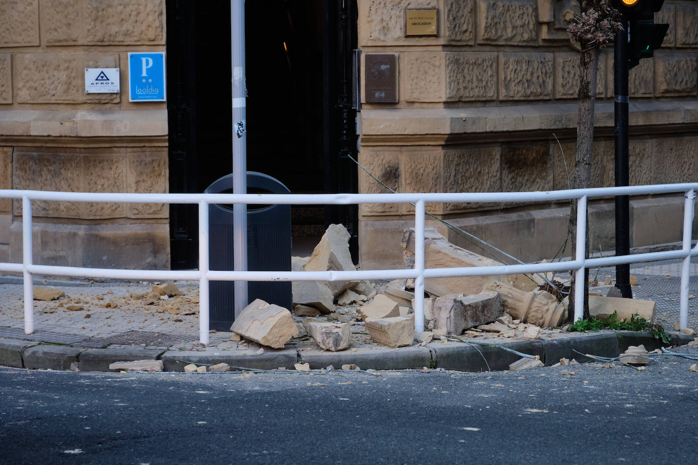 Fotos: Enorme susto en el centro de San Sebastián al derrumbarse un balcón