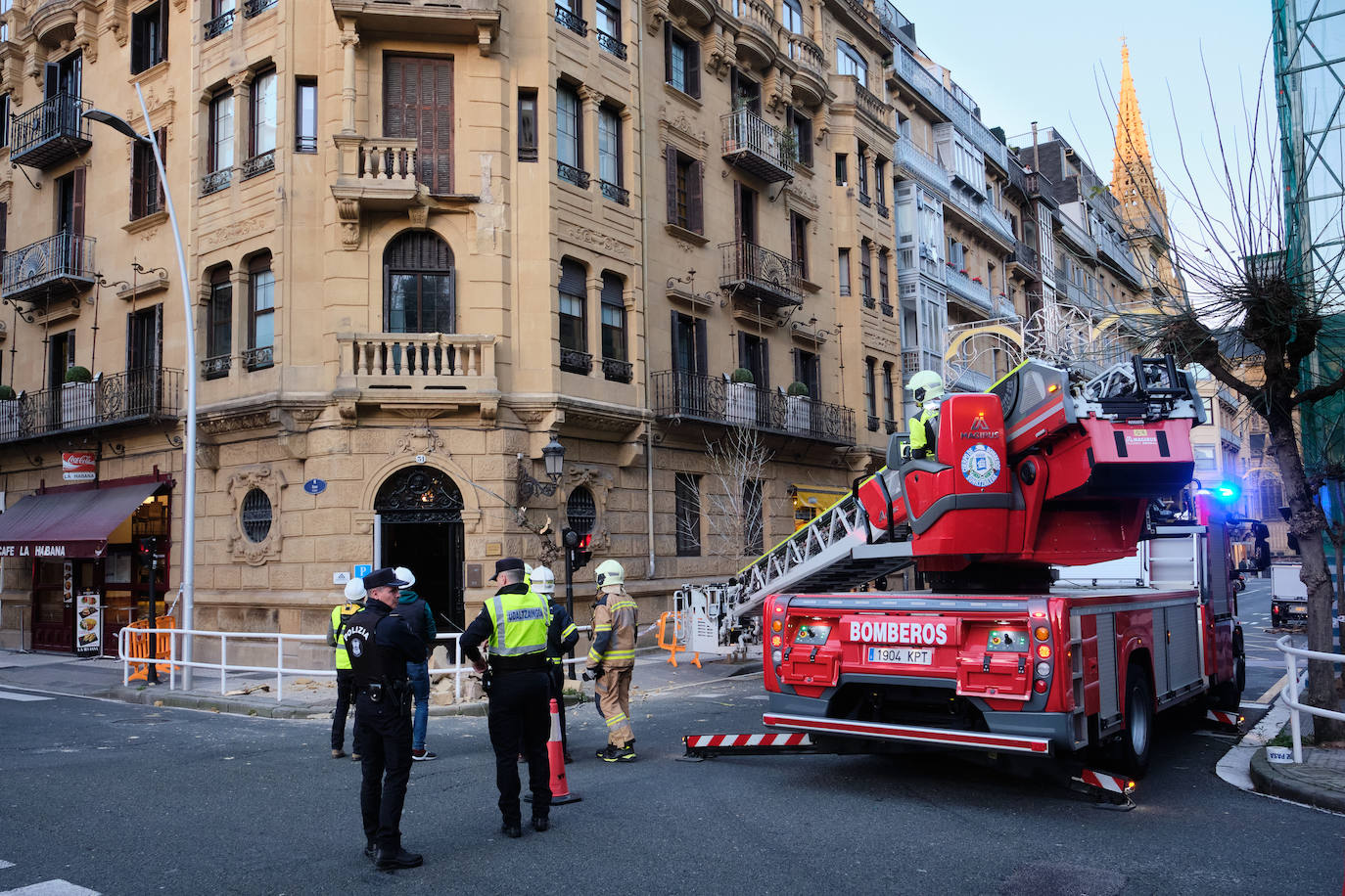 Fotos: Enorme susto en el centro de San Sebastián al derrumbarse un balcón