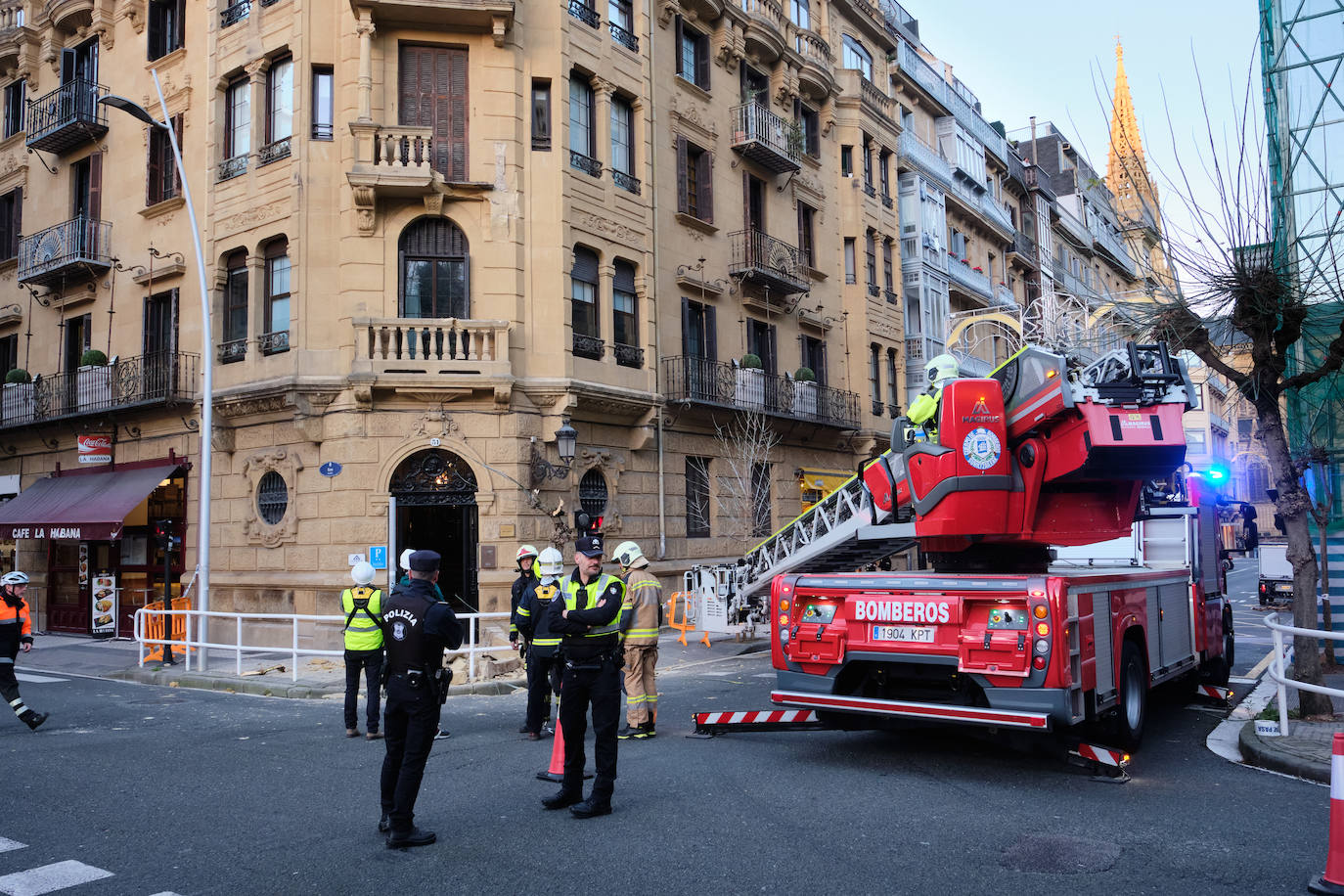 Fotos: Enorme susto en el centro de San Sebastián al derrumbarse un balcón