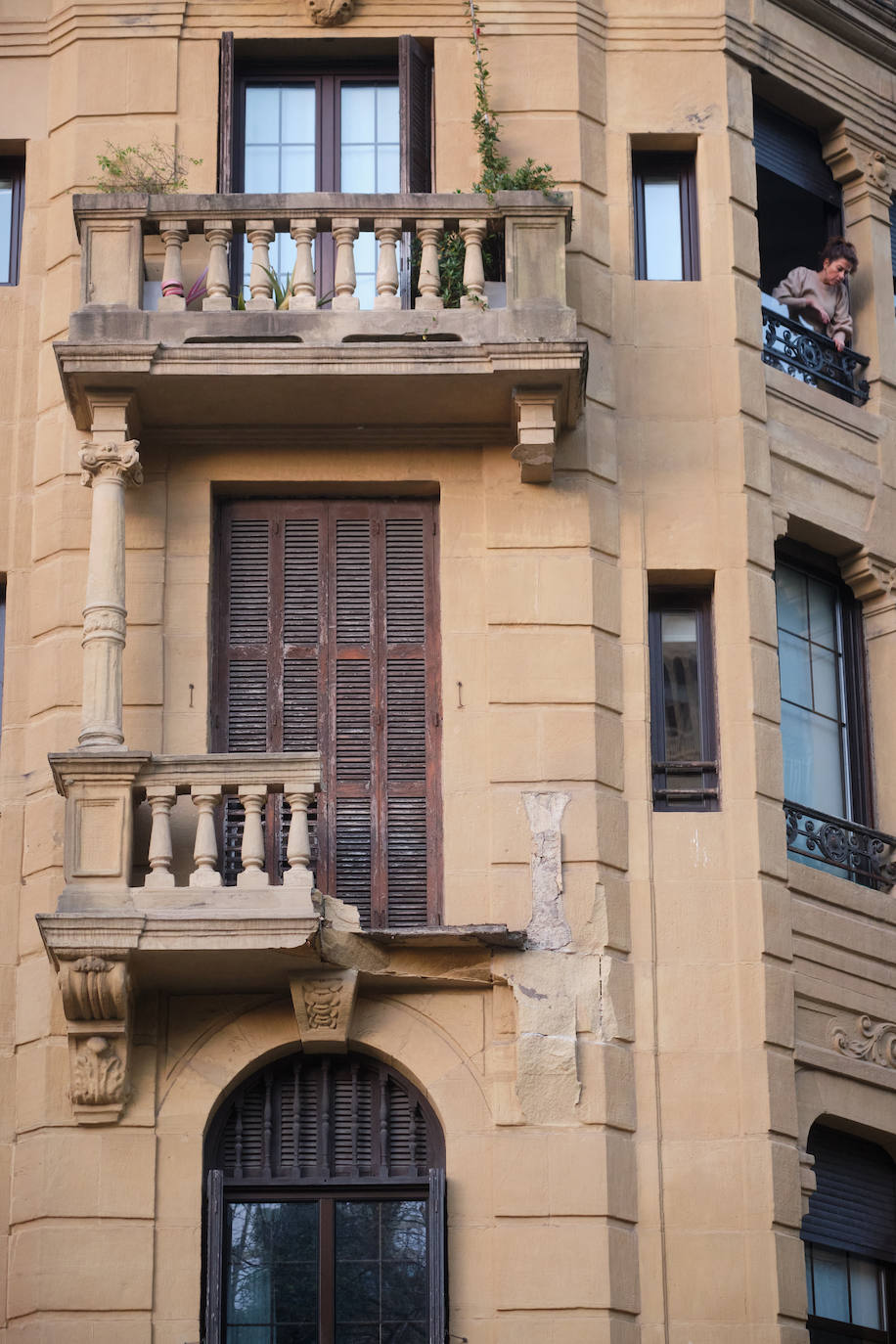 Fotos: Enorme susto en el centro de San Sebastián al derrumbarse un balcón