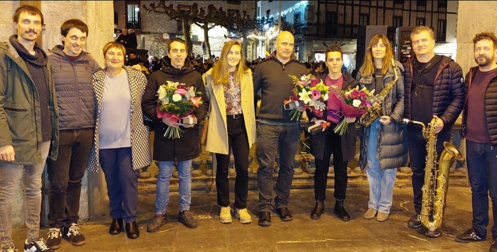 Gudarien plaza. Udaletxeko ordezkariak eta bertsolariak. 