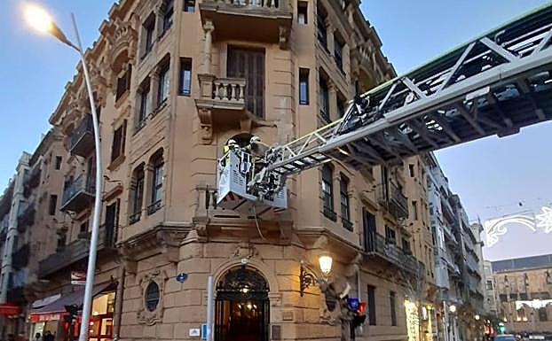 Imagen principal - Cae un balcón en Donostia: «El estruendo ha sido muy fuerte, menos mal que no ha cogido a nadie»