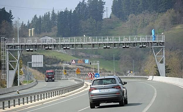 Peaje de Deskarga: La Diputación habilitará «medios no electrónicos» para cobrar los peajes tras la queja de un ciudadano ante el Ararteko