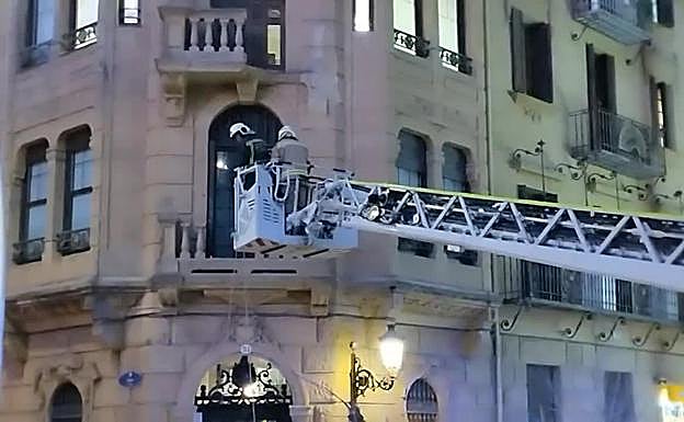 Momento en el que los Bomberos retiran el balcón del primer piso ante el riesgo de desprendimiento. 