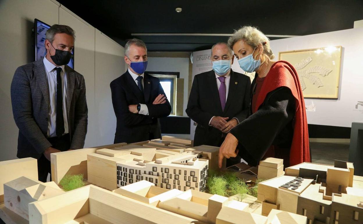 Carmen Pinósi eskainitako erakusketa, 2021eko Mugak-en.