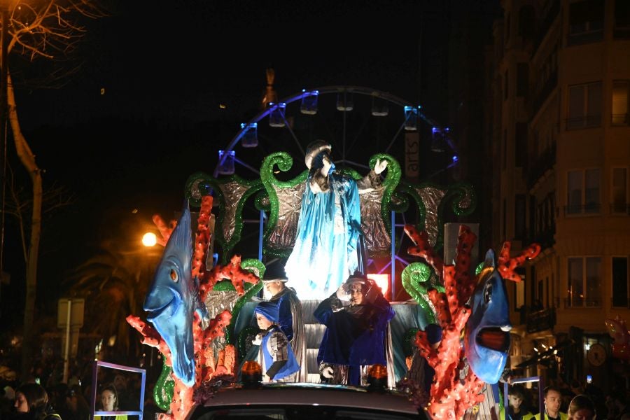 Melchos, Gaspar y Baltasar al inicio de la cabalgata en Donostia. 