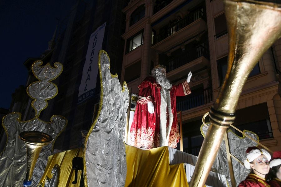 Melchos, Gaspar y Baltasar al inicio de la cabalgata en Donostia. 
