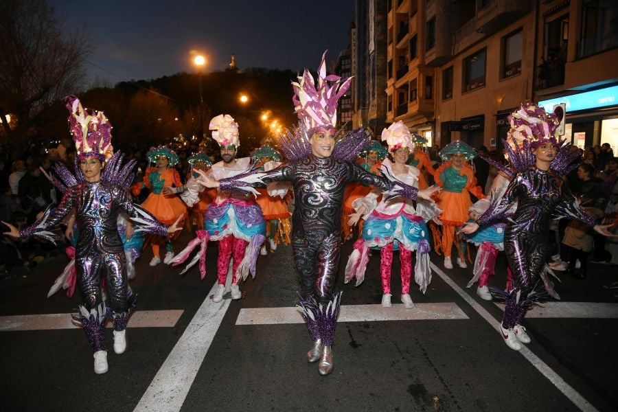 Melchos, Gaspar y Baltasar al inicio de la cabalgata en Donostia. 