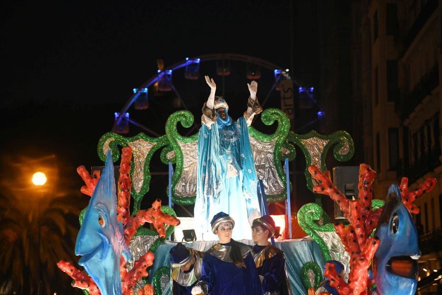 Melchos, Gaspar y Baltasar al inicio de la cabalgata en Donostia. 