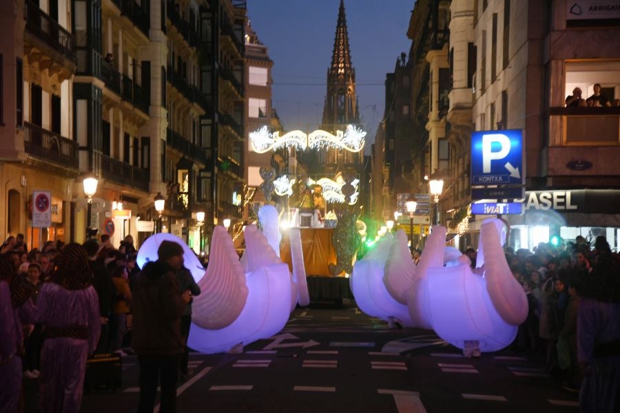 Melchos, Gaspar y Baltasar al inicio de la cabalgata en Donostia. 
