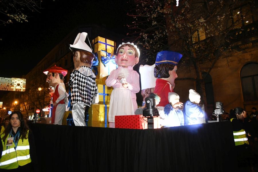 Melchos, Gaspar y Baltasar al inicio de la cabalgata en Donostia. 