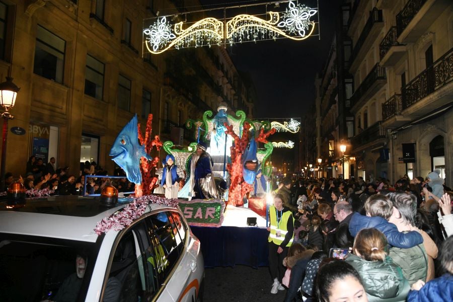 Melchos, Gaspar y Baltasar al inicio de la cabalgata en Donostia. 