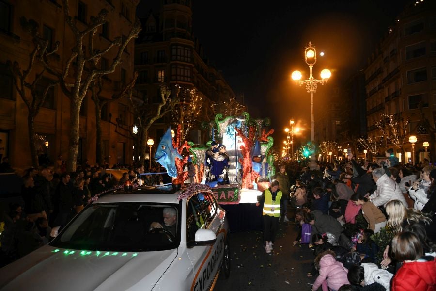 Melchos, Gaspar y Baltasar al inicio de la cabalgata en Donostia. 