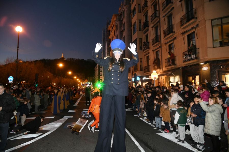 Melchos, Gaspar y Baltasar al inicio de la cabalgata en Donostia. 
