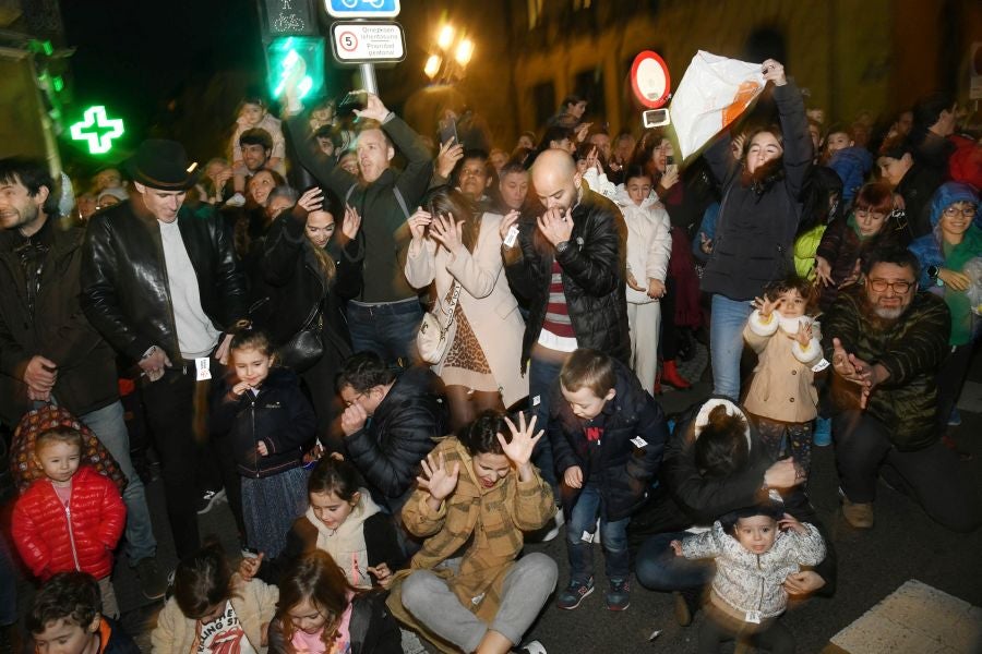 Melchos, Gaspar y Baltasar al inicio de la cabalgata en Donostia. 