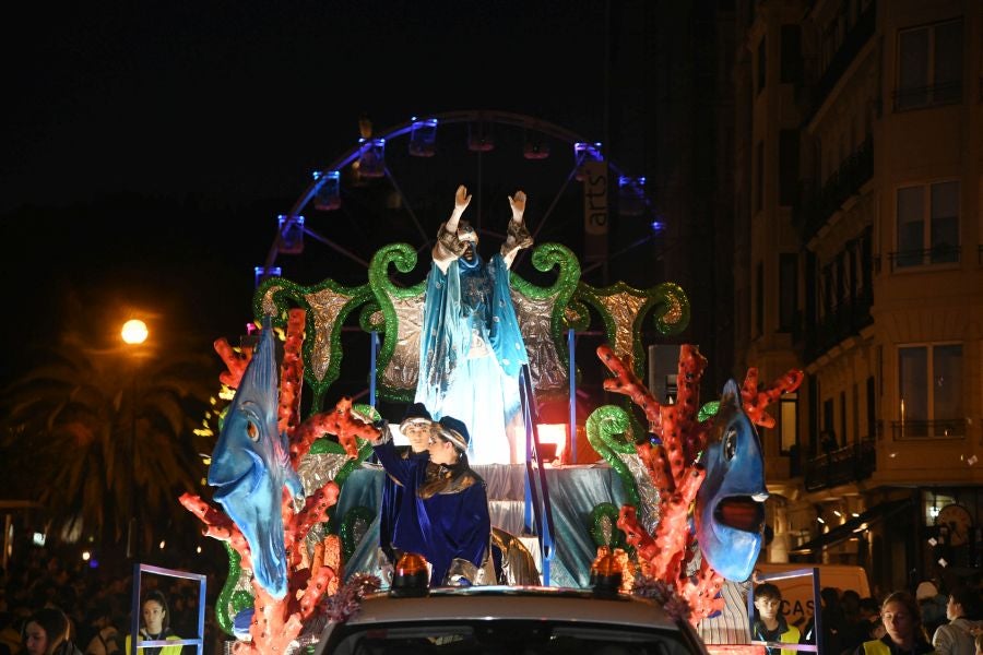Melchos, Gaspar y Baltasar al inicio de la cabalgata en Donostia. 