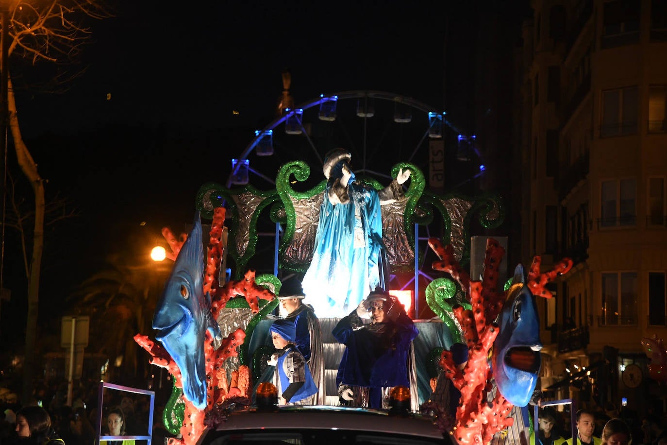 Melchos, Gaspar y Baltasar al inicio de la cabalgata en Donostia. 
