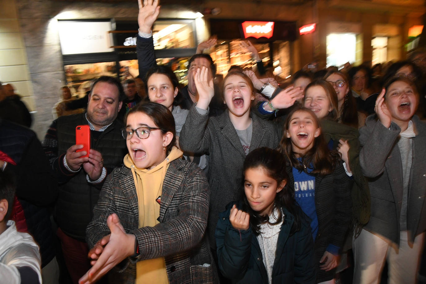 Melchos, Gaspar y Baltasar al inicio de la cabalgata en Donostia. 