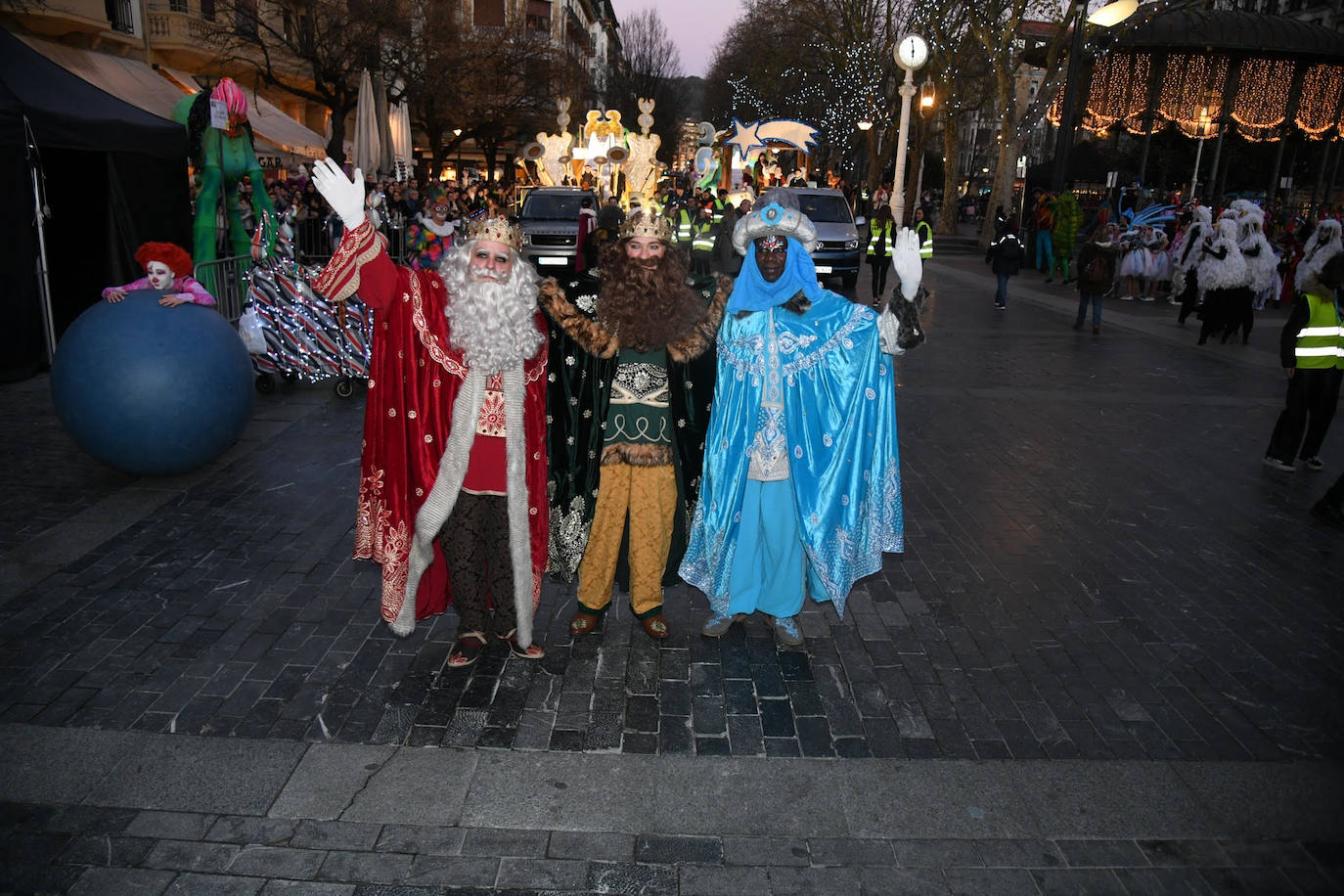 Melchos, Gaspar y Baltasar al inicio de la cabalgata en Donostia. 