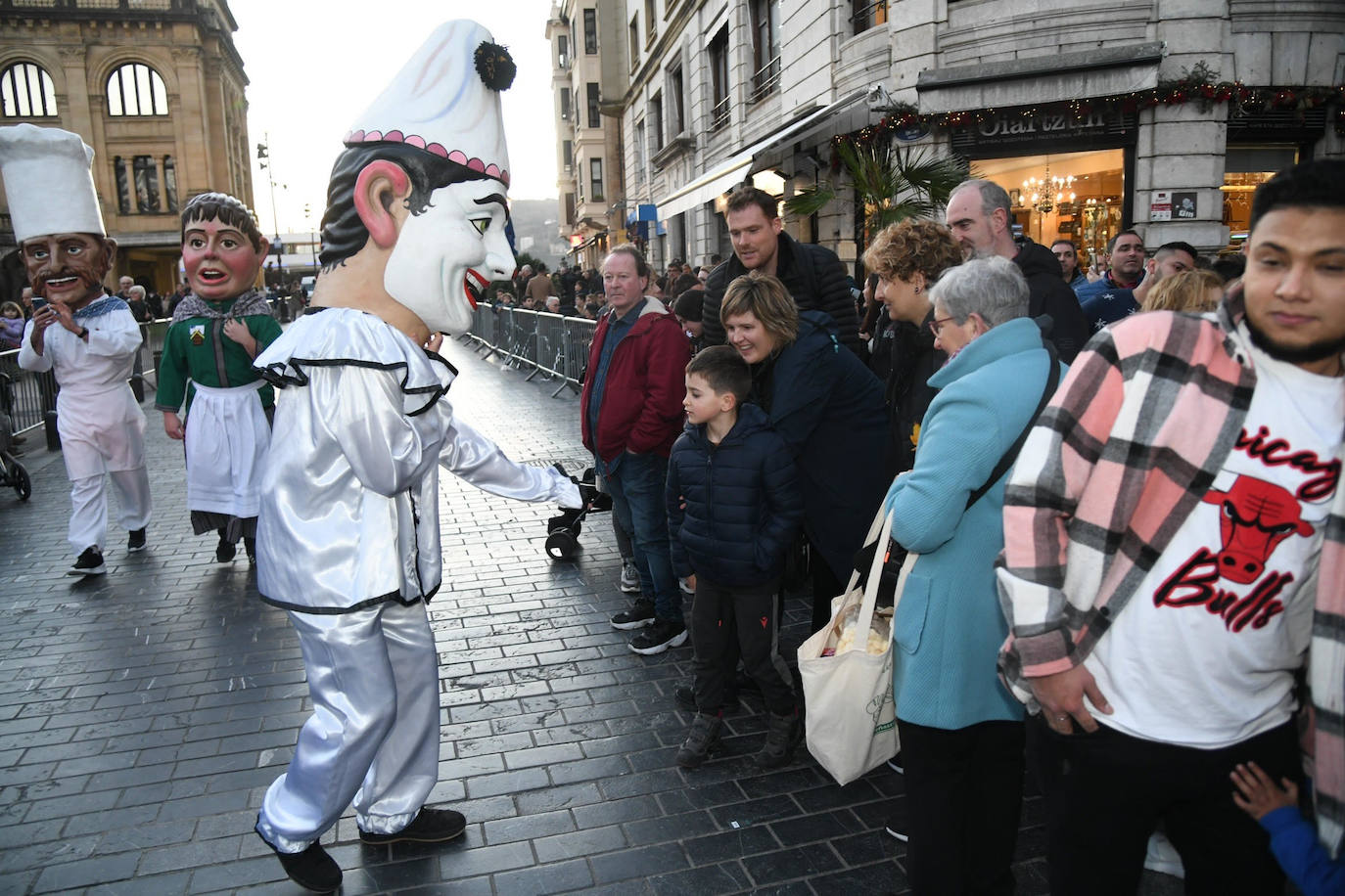 Melchos, Gaspar y Baltasar al inicio de la cabalgata en Donostia. 