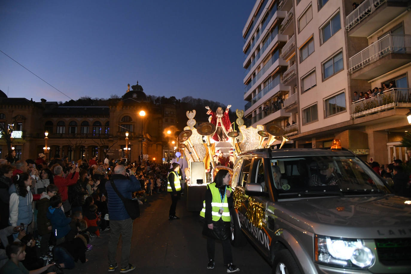 Melchos, Gaspar y Baltasar al inicio de la cabalgata en Donostia. 
