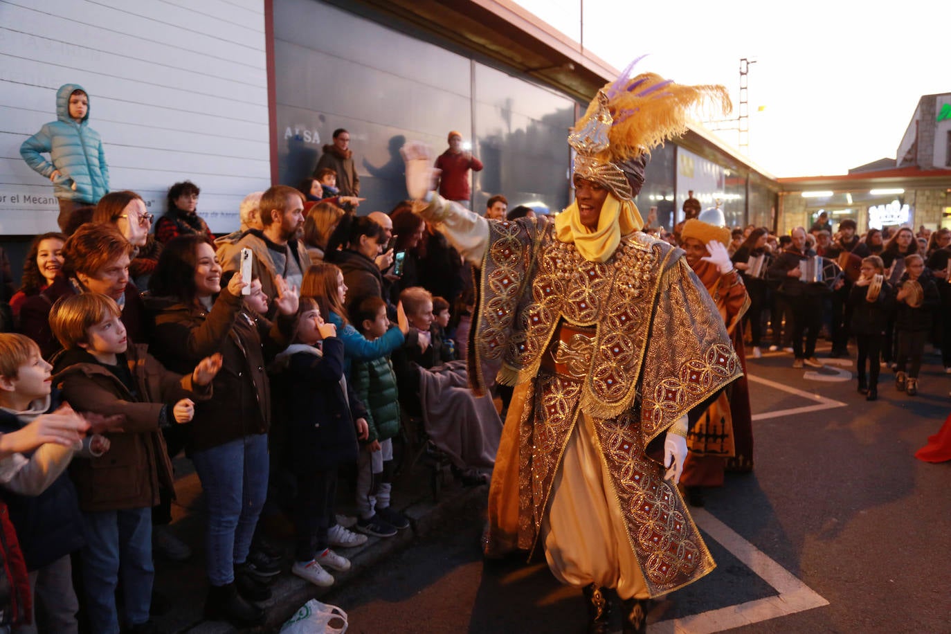 Los Reyes Magos, a su llegada en tren a Irun. 