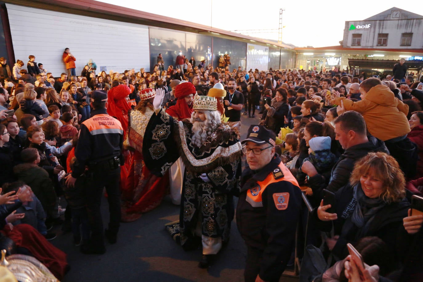 Los Reyes Magos, a su llegada en tren a Irun. 