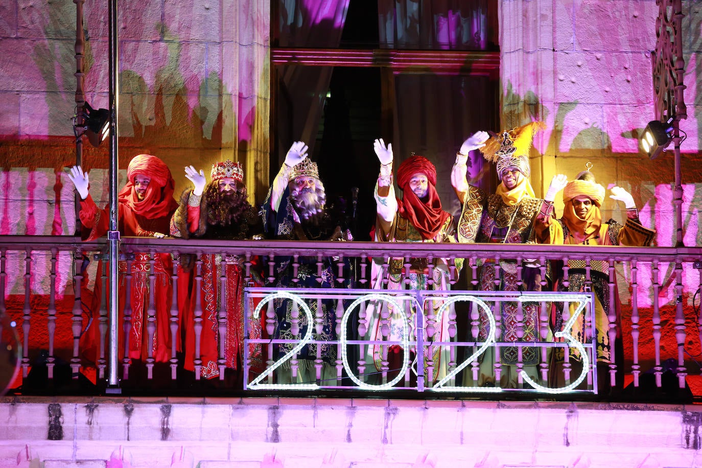 Los Reyes Magos, a su llegada en tren a Irun. 