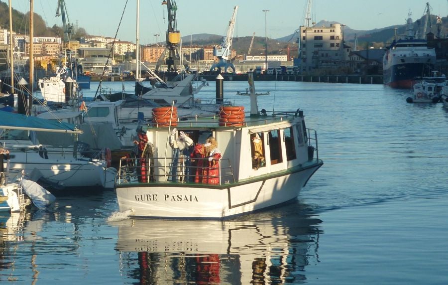 Fotos: Los Reyes, en barco a Pasaia