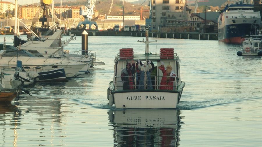 Fotos: Los Reyes, en barco a Pasaia