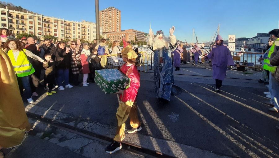 Fotos: Los Reyes, en barco a Pasaia