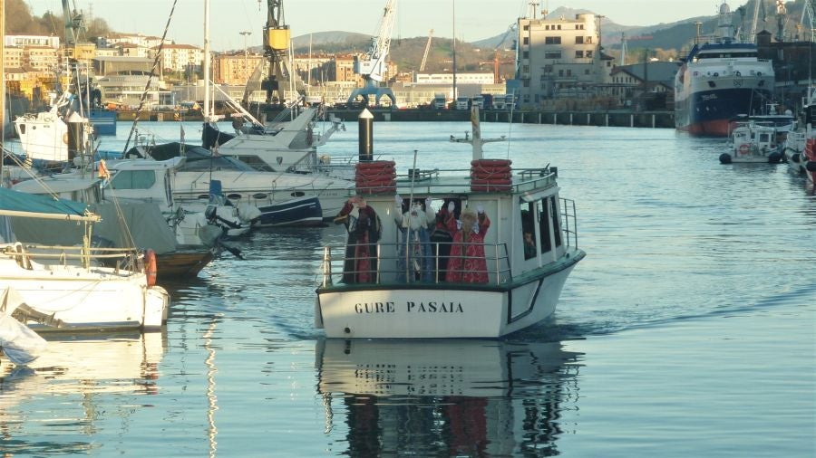 Fotos: Los Reyes, en barco a Pasaia
