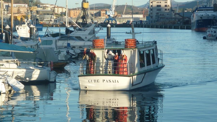 Fotos: Los Reyes, en barco a Pasaia