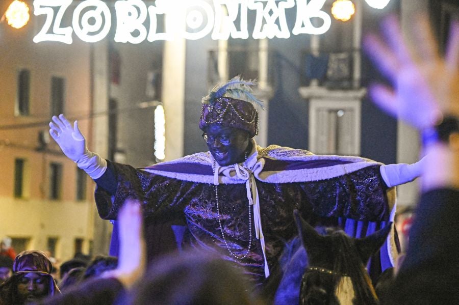 Los Reyes Magos durante la cabalgata en Tolosa. 