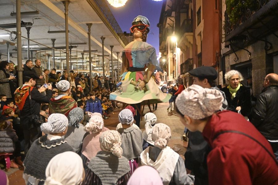 Los Reyes Magos durante la cabalgata en Tolosa. 